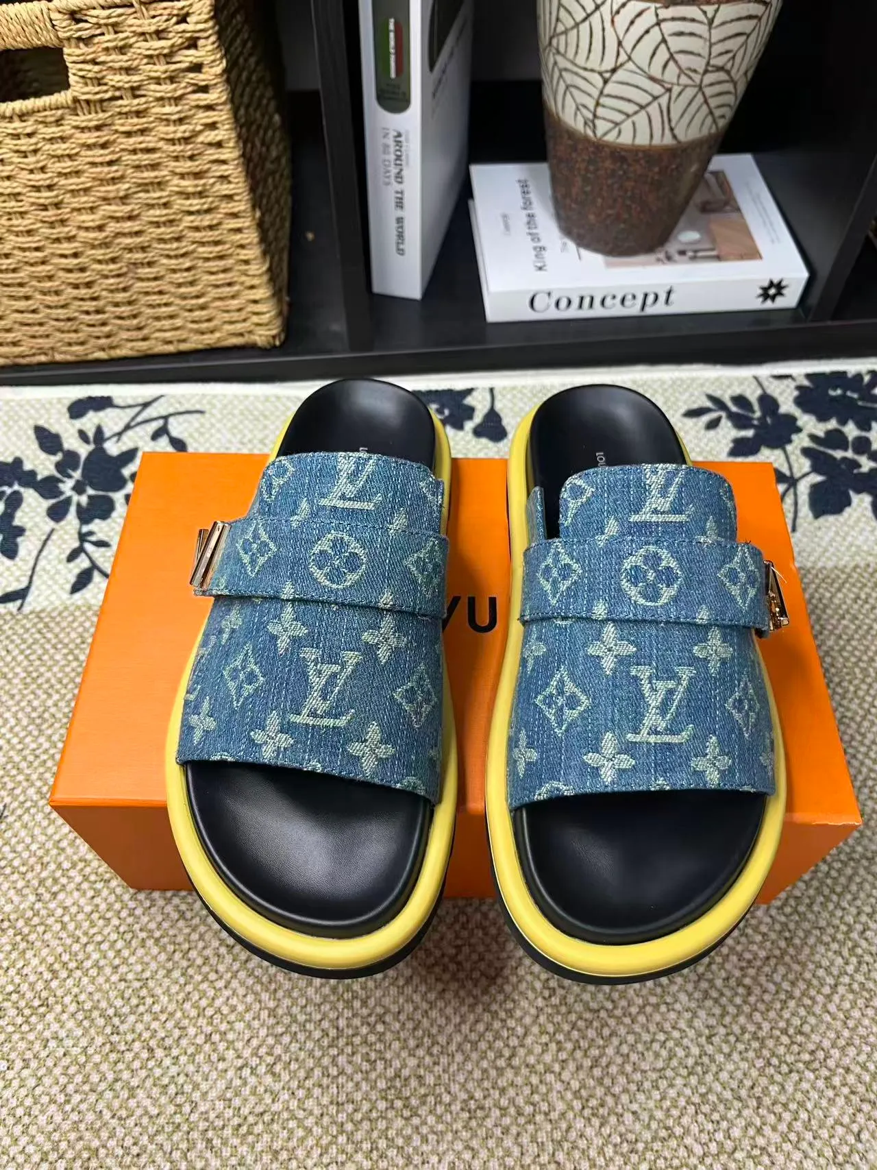 P340 [New Style] [LOUIS VUITTON] Louis Vuitton, LV printing, men's and women's slippers are now on the market, packed in drawer boxes with cloth bags and cards, the upper pattern looks very soft and waxy, and is a super versatile leg slimming tool. Fabric: imported denim/canvas/old fabric, LV hardware LOGO, official website pattern printing, comfortable to wear, feet: high-elastic PU water table. Sole: foam sole, heel height: about 5cm. Code number: 35-46, 35, 45, 46 are custom-made and non-returnable. Color: multiple colors and styles available.